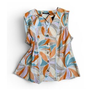Camisa estampada de hojas color cálido