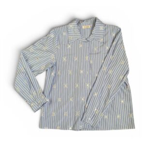 Camisa azul de rayas blancas con estampado