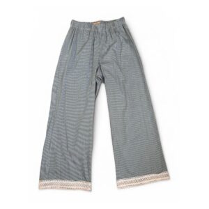 Pantalón azul de rayas blancas muy finitas