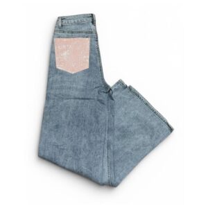 Pantalón vaquero con bolsillos rosas
